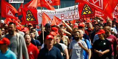 Almanya'da Sanayi Kuruluşlarında İşçiler Greve Katılıyor.